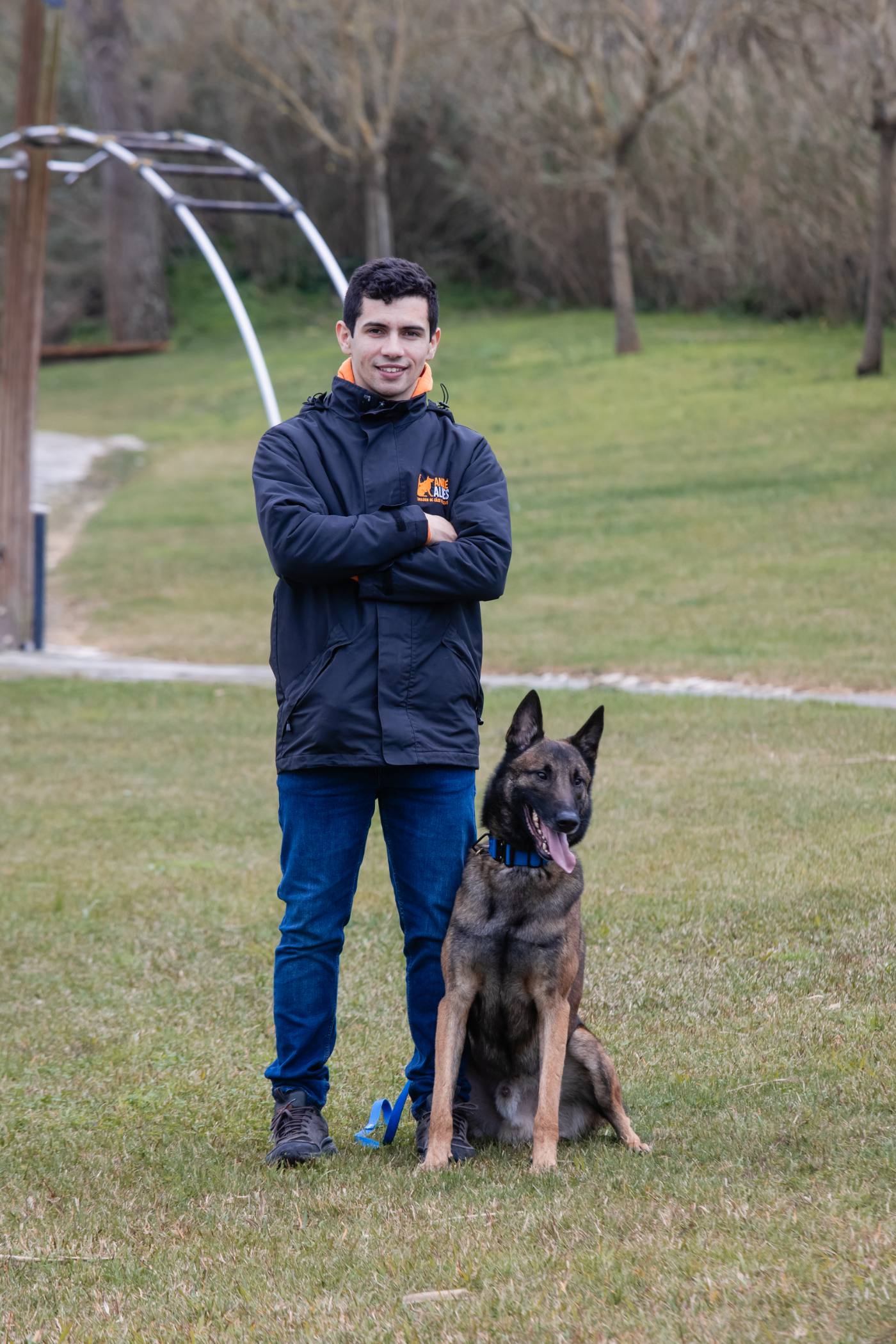 André Alves com um cão malinois durante uma sessão de treino