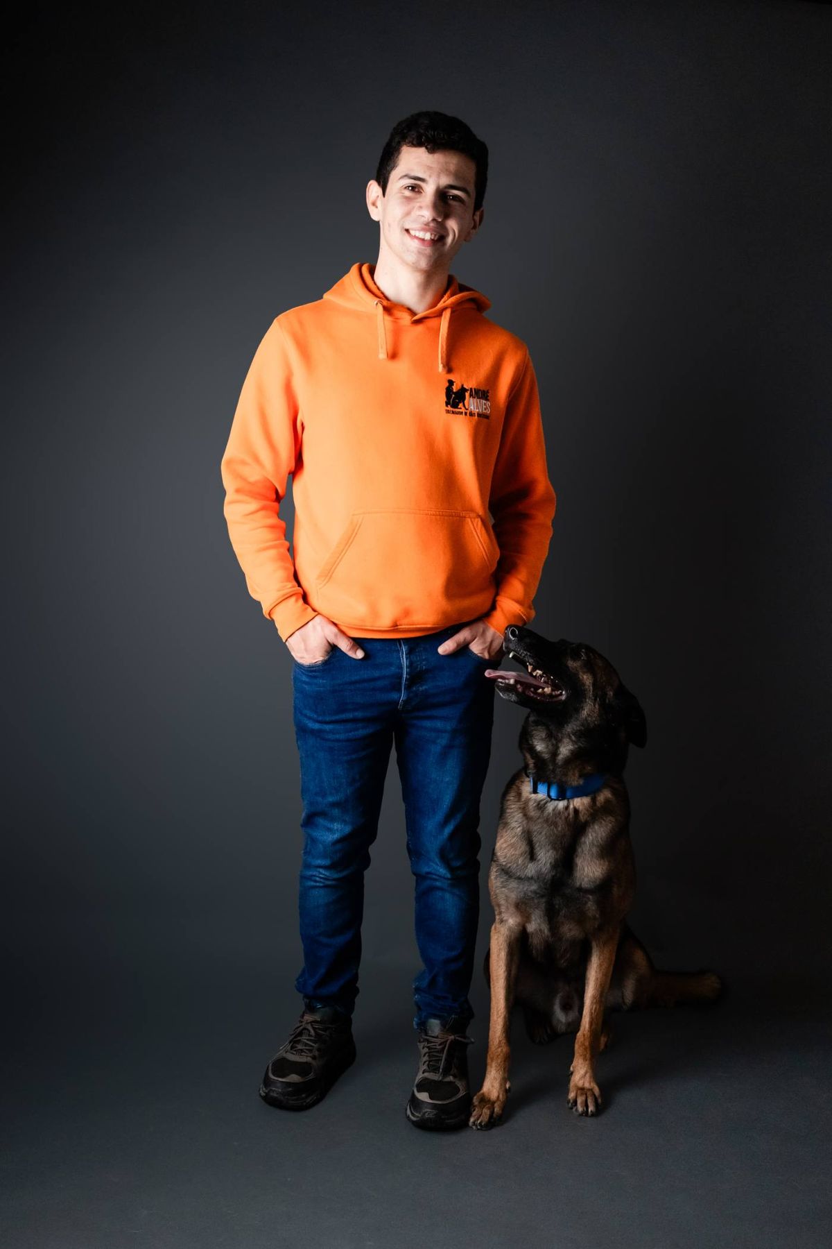 André Alves, treinador de cães em Lisboa, durante uma sessão de treino com um cão malinois